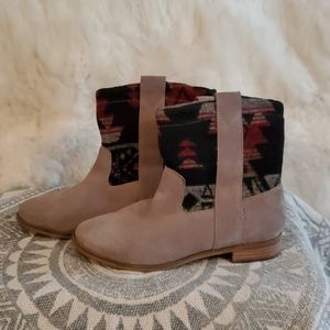 Toms Aztec boots size 7